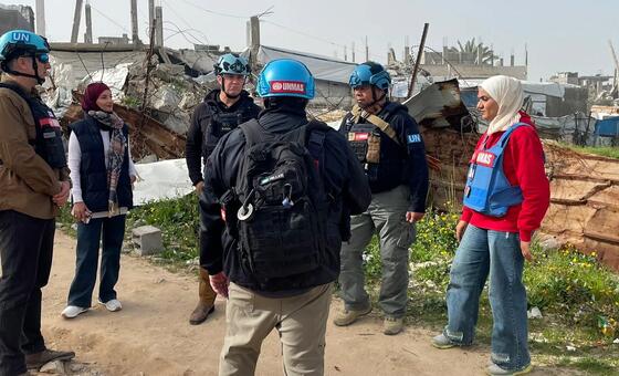 علياء أبو شاويش الموظفة في دائرة الأمم المتحدة للإجراءات المتعلقة بالألغام (يمين) خلال زيارة ميدانية في غزة مع زملائها لضمان حماية السكان من الذخائر غير المنفجرة.